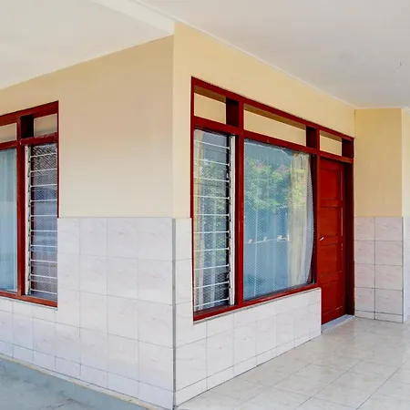 Super Oyo 93173 Khazanah Room Syariah